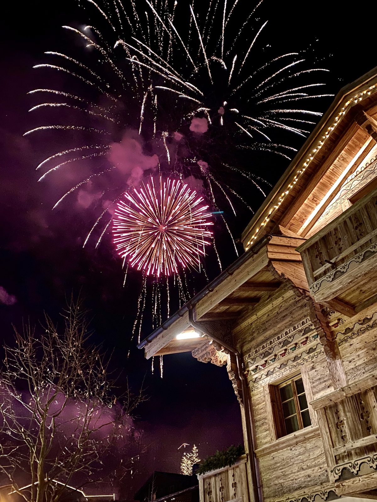 Feuerwerk über einem Chalet