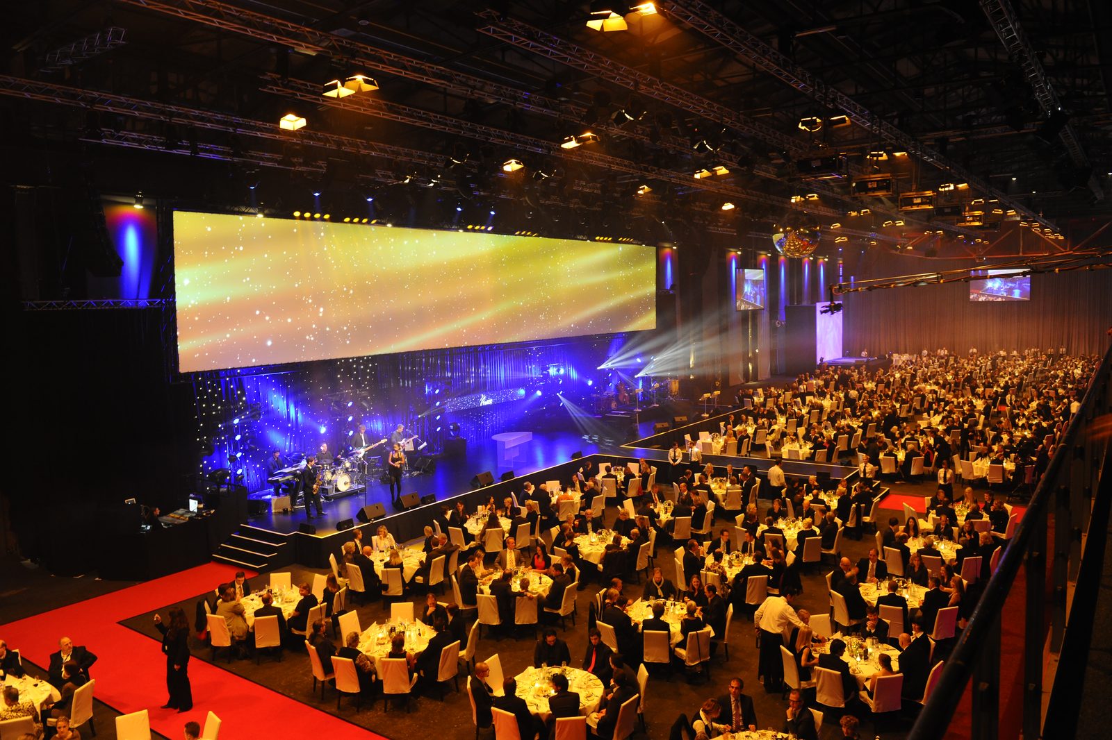 Große Gala-Veranstaltung mit festlich gedeckten Tischen und Bühnenshow