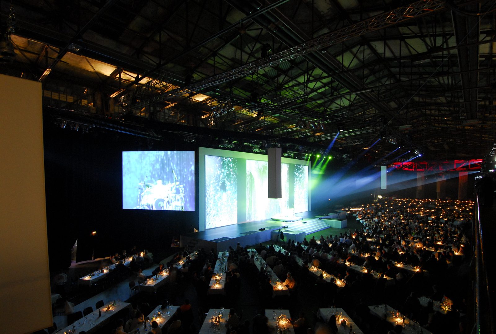 Große Gala-Veranstaltung mit Bühnenshow und Kerzentafeln
